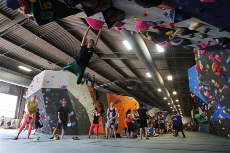 Ascend pittsburgh - Posted by ASCEND Pittsburgh on Tuesday, April 11, 2017 Date night doesn’t have to be all about fancy dining or going to the movies. Make it a blood-pumping day by taking on the challenges at ASCEND Pittsburgh, a rock climbing facility that is more dedicated to bouldering.